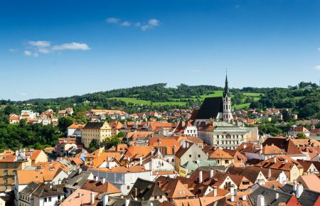 В Чехии ужесточают противоэпидемические меры: во всех помещениях нужно находиться в респираторах
