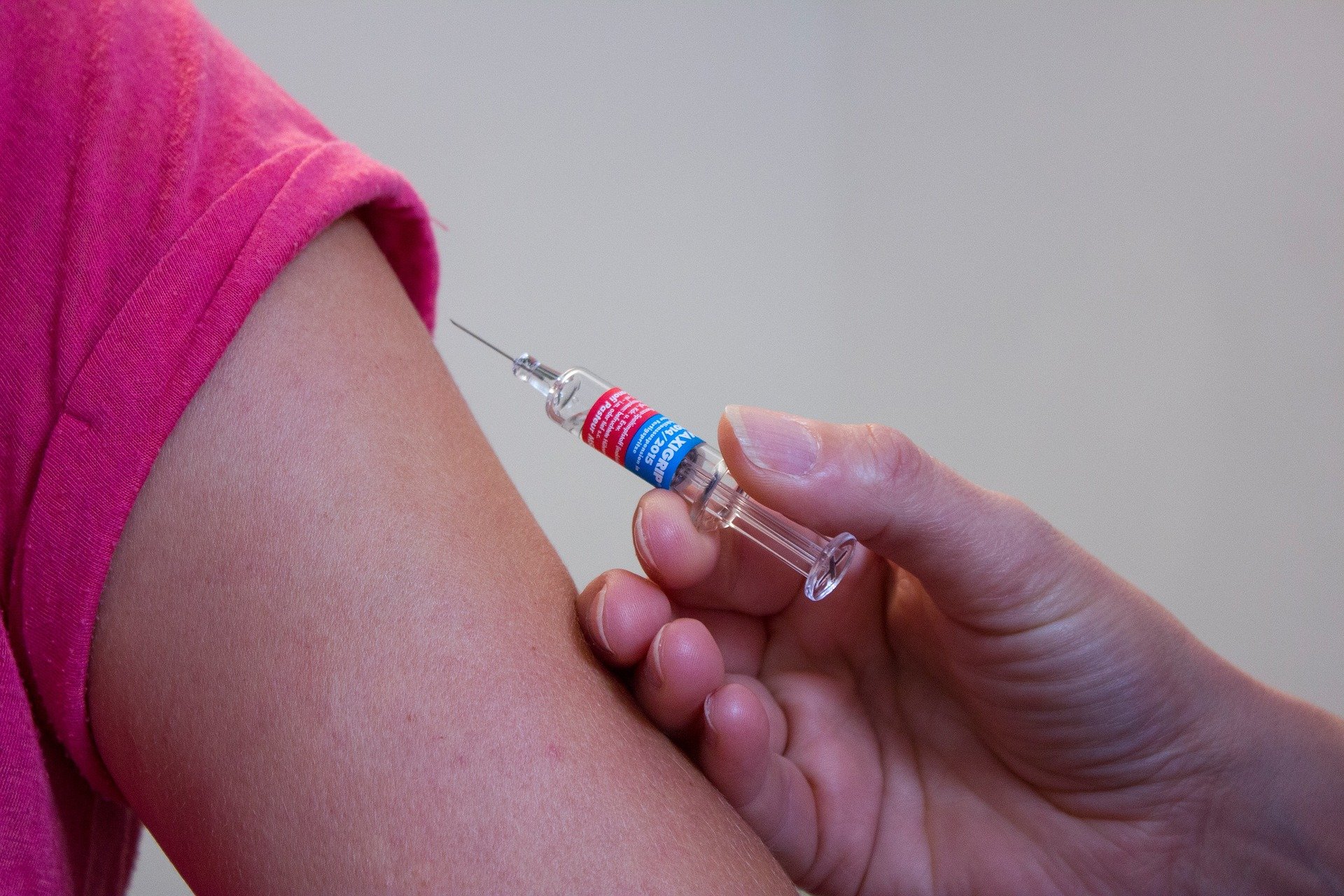 «Червона зона»: дніпряни стали у чергу на вакцинацію