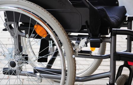 Засоби реабілітації для людей з інвалідністю можуть купувати за втричі завищеною ціною за гроші платників податків — дослідження