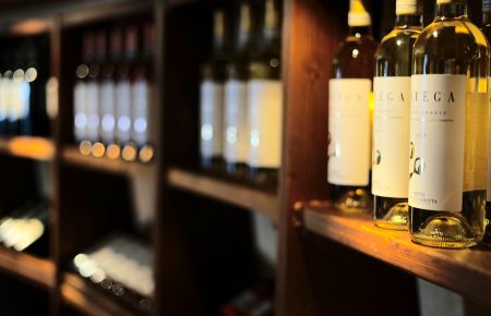 В Іспанії грабіжники вкрали 45 пляшок вина, одна з них — 215-річної давності