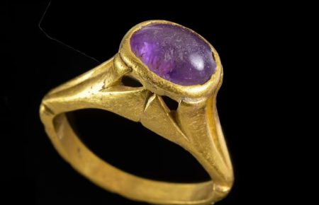 В Израиле на раскопках археологи обнаружили золотое кольцо с аметистом возрастом около 1400 лет (фото)