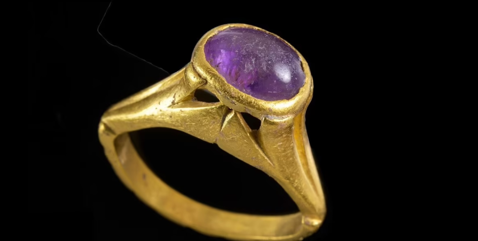 В Ізраїлі на розкопках виноробні археологи виявили золоту каблучку з аметистом віком близько 1400 років