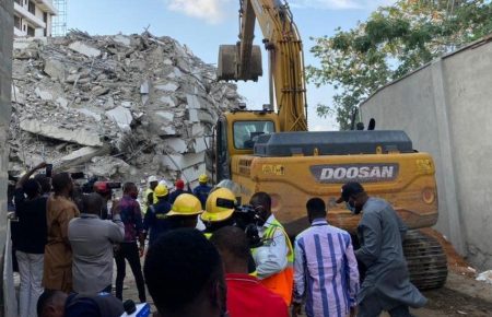 Сотня зниклих безвісти: у Нігерії обвалилася багатоповерхівка