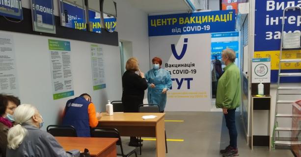 У Києві щодня новий торговий центр відкриває у себе Центр вакцинації — Животенюк