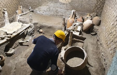 В Помпеях археологи обнаружили уцелевшую комнату, в которой могли жить рабы (ФОТО)