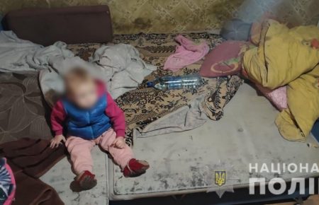 В Харькове полицейские увидели на видеозаписи, как пьяная мать уронила ребенка — женщину нашли и забрали малыша (фото)