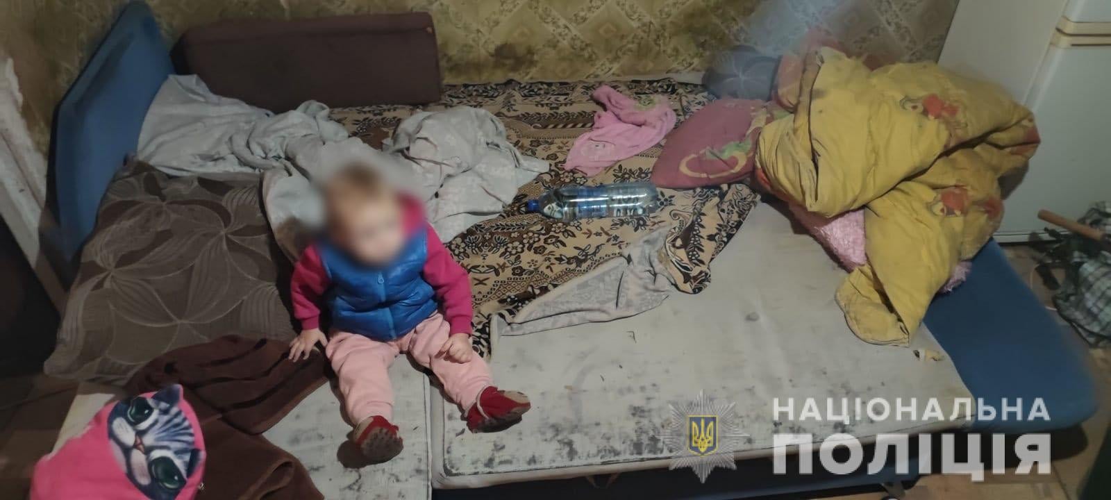 В Харькове полицейские увидели на видеозаписи, как пьяная мать уронила ребенка — женщину нашли и забрали малыша (фото)