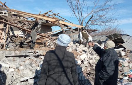 Обстрел Невельского: спасатели освободили супругов из-под завалов дома