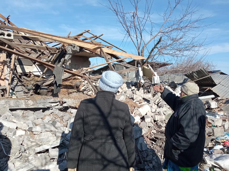 Обстріл Невельського: рятувальники визволили подружжя з-під завалів будинку