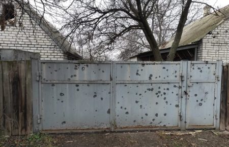 Бойовики обстріляли Новозванівку: три будинки пошкоджені, понад 100 родин без світла