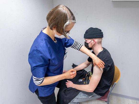 В Финляндии вакцинировано 80% населения, но эпидемия продолжается — главврач HUS