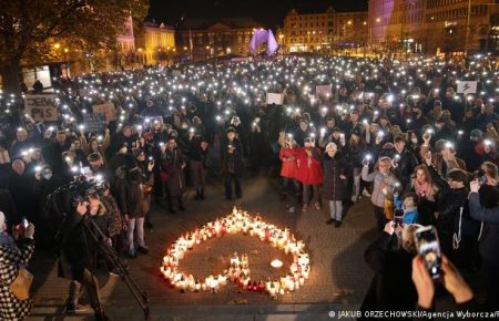 У Польщі після масових протестів через смерть жінки визнали законним переривання вагітності при загрозі життю матері