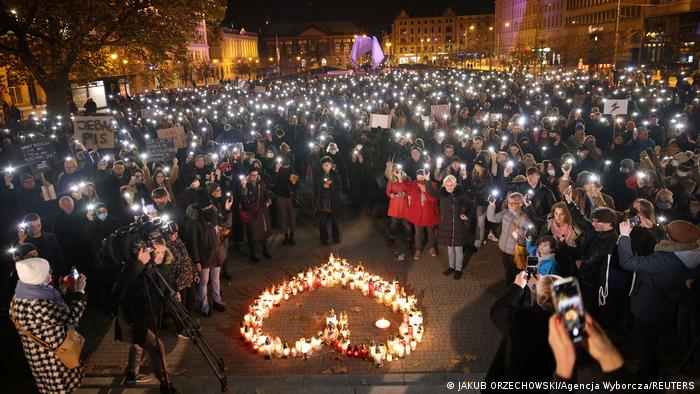 У Польщі після масових протестів через смерть жінки визнали законним переривання вагітності при загрозі життю матері