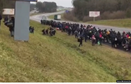 У напрямку білорусько-польського кордону прямує кількасот мігрантів (ВІДЕО)