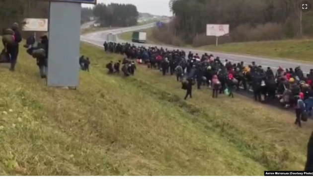У напрямку білорусько-польського кордону прямує кількасот мігрантів (ВІДЕО)