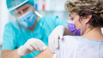 Чи може вакцинація від COVID-19 спричинити хворобу Паркінсона? Чи може вакцинація від COVID-19 спричинити хворобу Паркінсона?