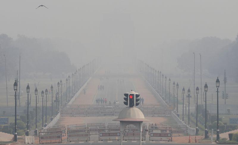 У столиці Індії на тиждень закривають усі школи та офіси через смог