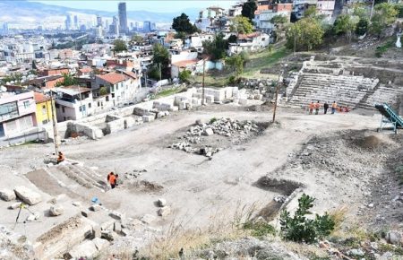 У Туреччині археологи у будівлі театру розкопали туалет віком 2000 років