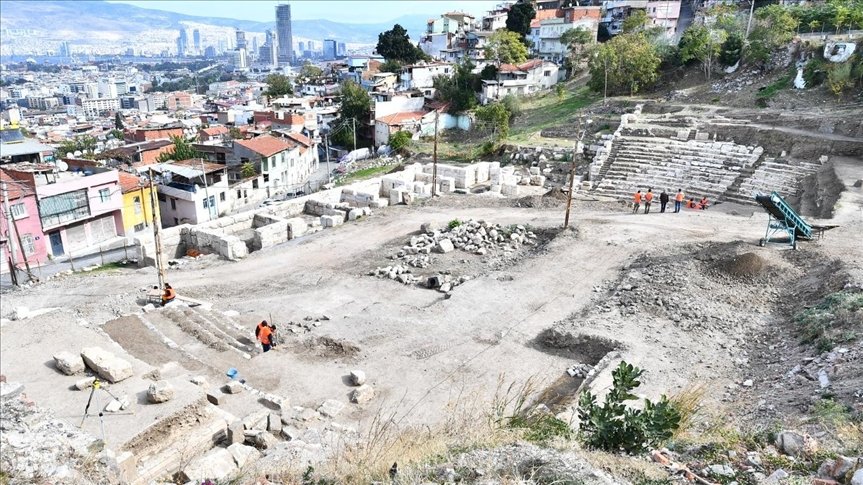 В Турции археологи в здании театра раскопали туалет, которому около 2 тысяч лет (фото)
