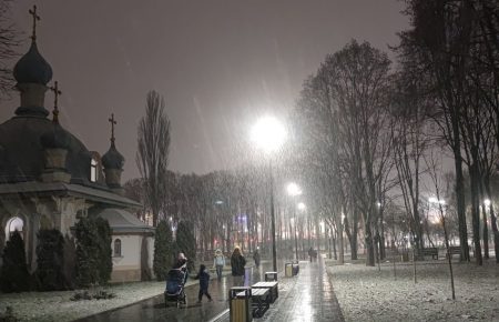 У Києві пішов перший сніг: у КМДА попереджають про ожеледицю