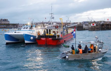 Французькі рибалки заблокували тунель під Ла-Маншем і порт Кале