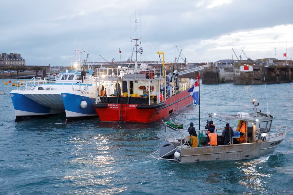 Французькі рибалки заблокували тунель під Ла-Маншем і порт Кале