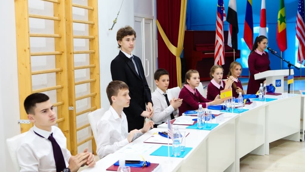 «Ці діти творитимуть історію далі»: як реалізується Модель ООН на Луганщині