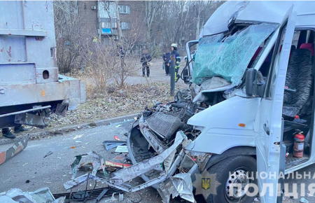 У Запоріжжі зіткнулася маршрутка в'їхала у вантажний тягач: 6 людей постраждали