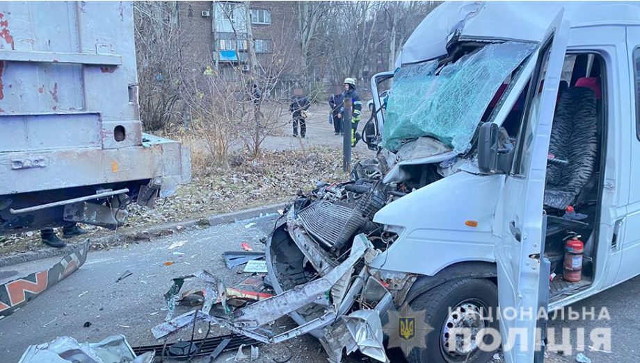 У Запоріжжі зіткнулася маршрутка в'їхала у вантажний тягач: 6 людей постраждали
