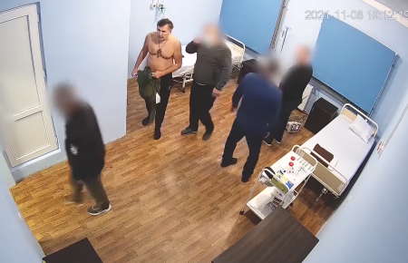 Свидетельствует о факте пыток и жестокого обращения: Денисова о видео, где Саакашвили затягивают в тюремную больницу