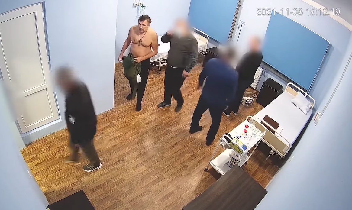 Свидетельствует о факте пыток и жестокого обращения: Денисова о видео, где Саакашвили затягивают в тюремную больницу