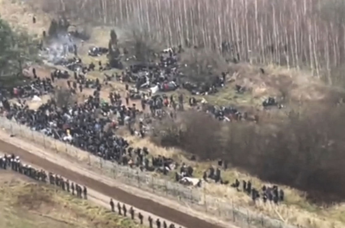 Более 10 тысяч мигрантов готовы штурмовать белорусско-польскую границу — СМИ