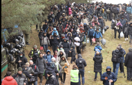 Мигранты создали новый стихийный лагерь на белорусско-польской границе — там находится от 2 до 4 тысяч человек