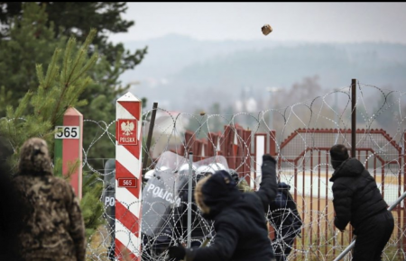Мигранты бросали в польских правоохранителей камни и использовали шумовые гранаты — пострадали 12 человек
