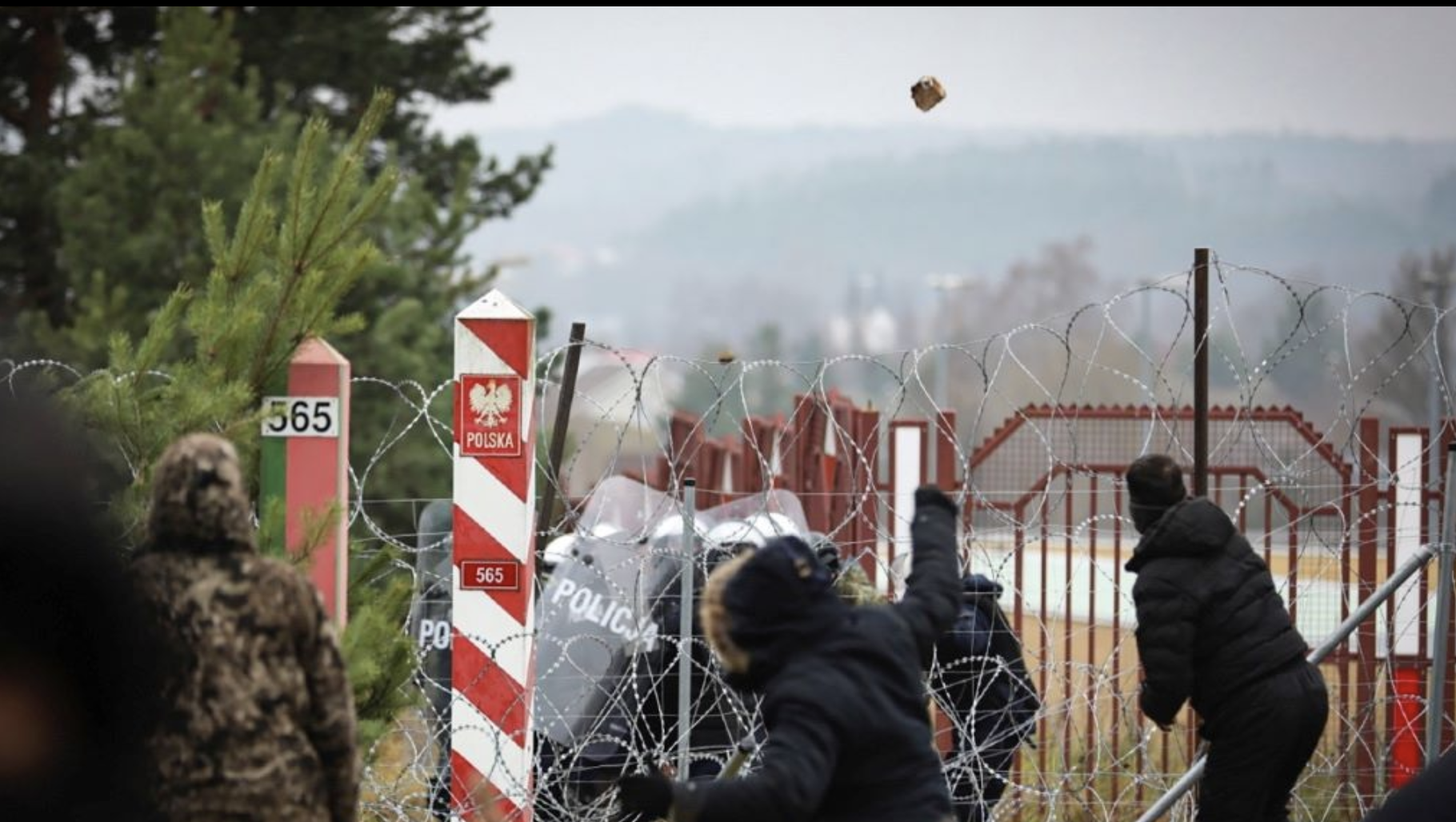 Мигранты бросали в польских правоохранителей камни и использовали шумовые гранаты — пострадали 12 человек