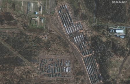 Нарощування російських військ на кордоні України: ЗМІ показали супутникові знімки