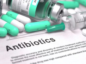 Миллионы людей в год погибают от болезней, которые не вылечили антибиотики — медик