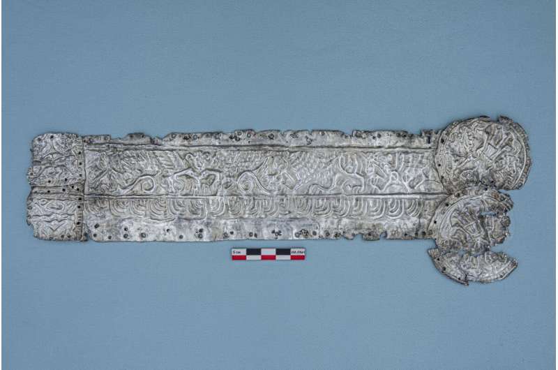 Археологи знайшли срібну пластину із зображенням скіфських богів