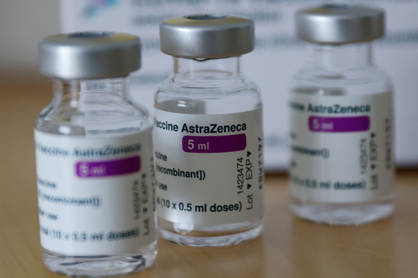 AstraZeneca заявила про високу ефективність бустерної дози своєї вакцини проти всіх штамів COVID-19