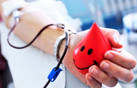 Експертка назвала «найкумедніші» міфи та фейки про донорство крові в Україні
