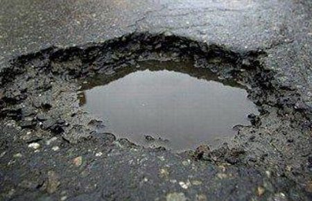 Чи мають право містяни самі ремонтувати дороги, якщо комунальники цього не роблять?