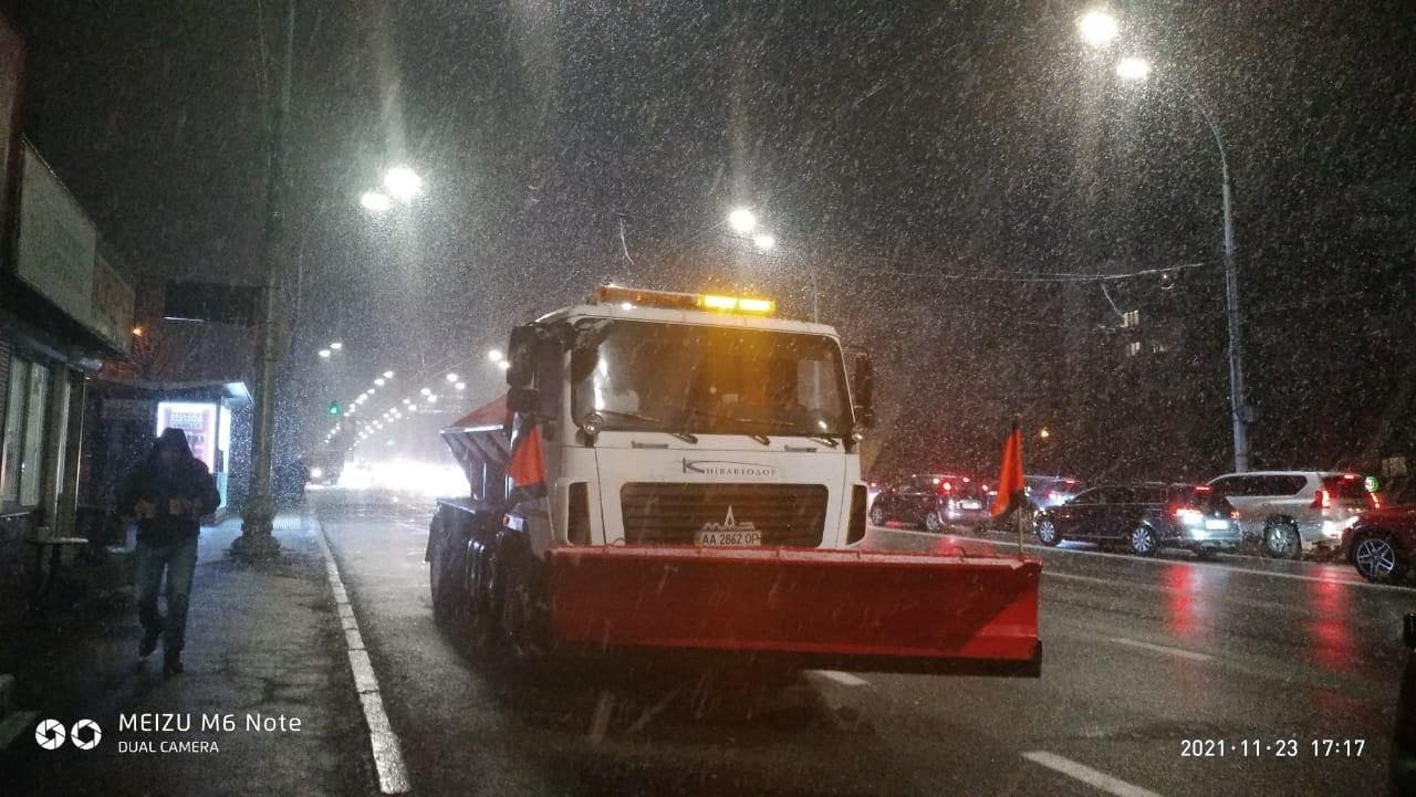 Первый снег в Киеве: техника обрабатывает дороги и тротуары (фото, видео)
