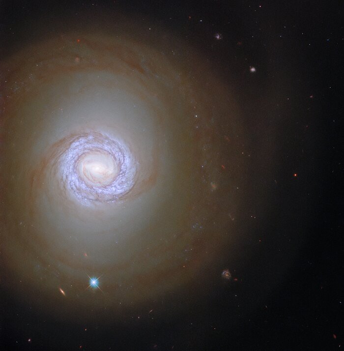 Телескоп Hubble сфотографував спіральну галактику у сузірʼї Піч