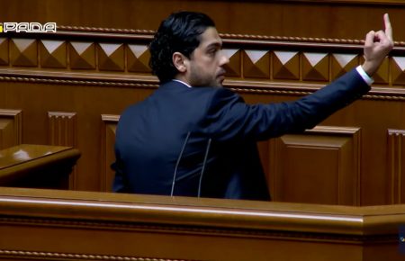 Лерос показав Зеленському середній палець: «Слуга народу» звернулася до регламентного комітету Ради