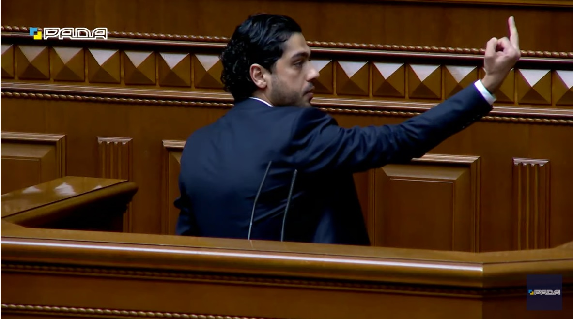 Лерос показав Зеленському середній палець: «Слуга народу» звернулася до регламентного комітету Ради
