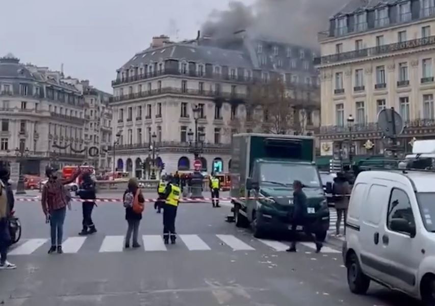 У Парижі сталась масштабна пожежа біля площі Опери