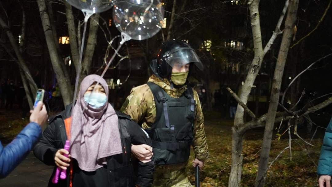 В оккупированном Крыму освободили адвоката Эдема Семедляева: ОМОН задержал активистов, которые пришли его встречать
