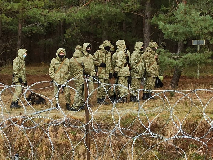 Білоруські військові привезли до литовського кордону пів тисячі нелегалів — Delfi