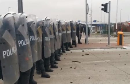 Семеро польских полицейских пострадали в столкновениях с мигрантами (видео)