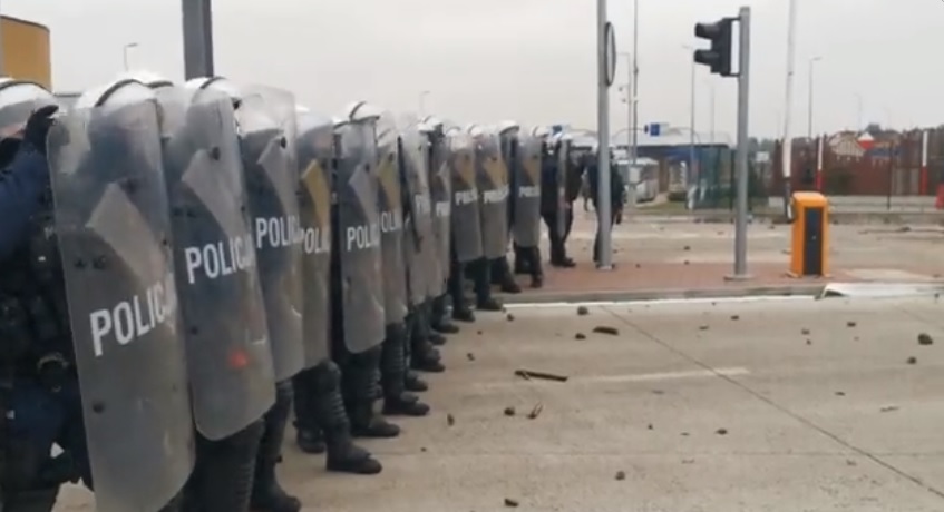 Семеро польских полицейских пострадали в столкновениях с мигрантами (видео)